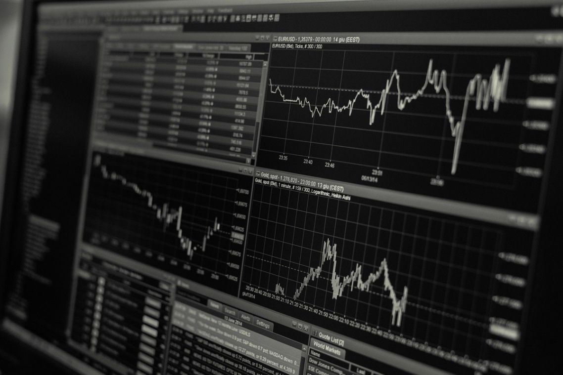 Automated investment platform dashboard showing portfolio allocation and projected growth over time