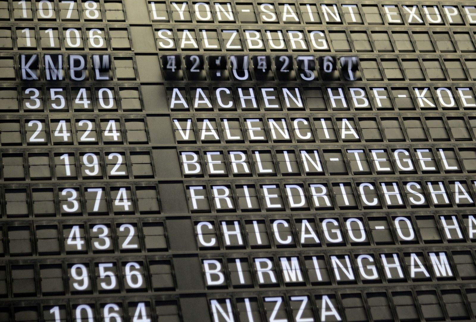 Picture of flight board and times